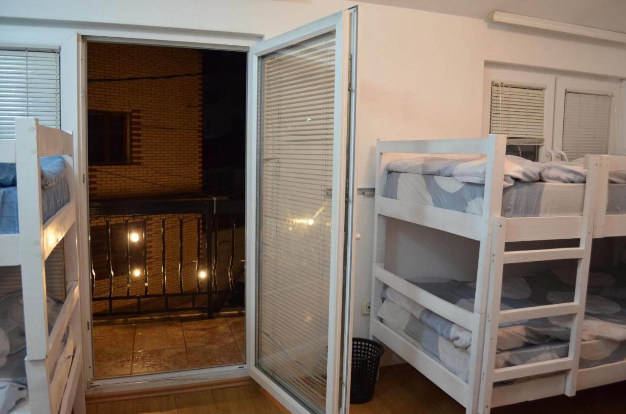 Moonlıght Hostel Priştine Dış mekan fotoğraf