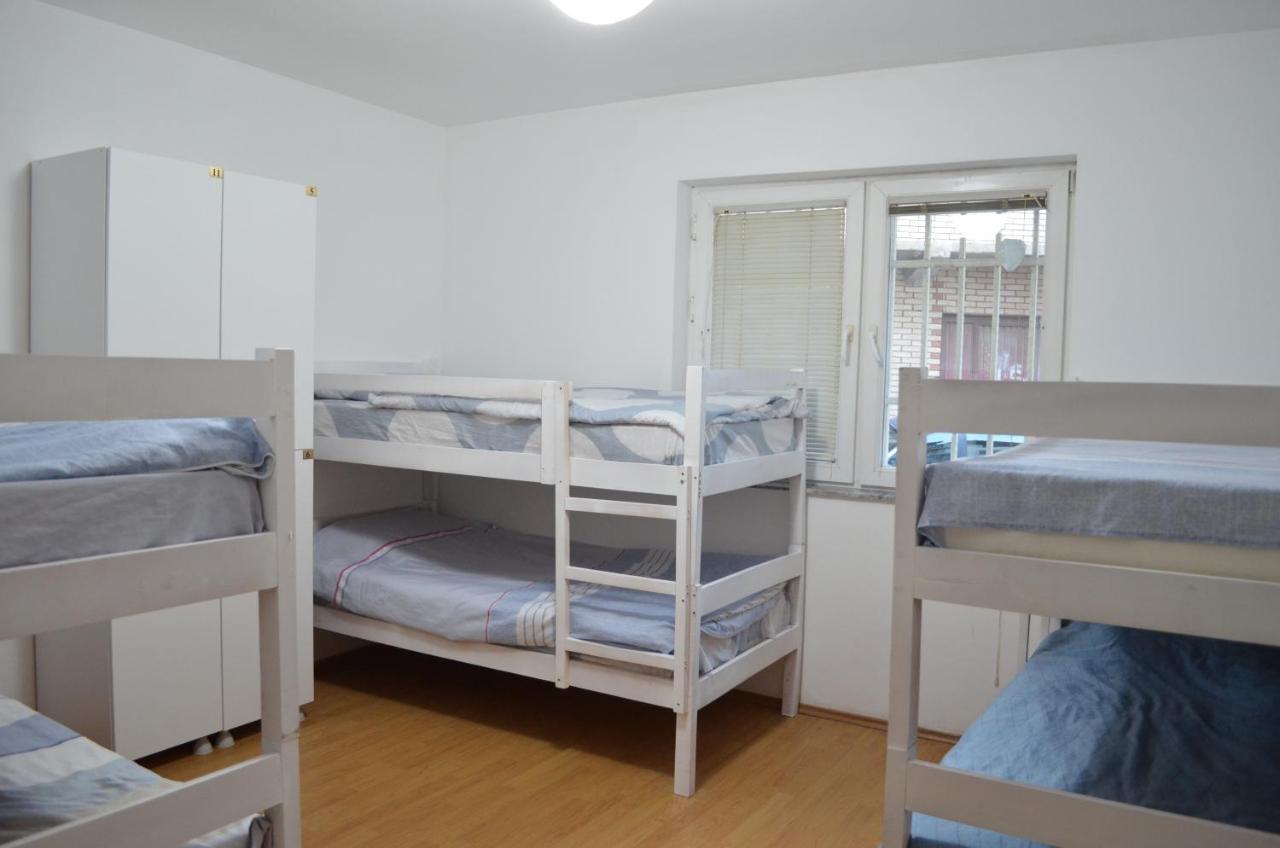 Moonlıght Hostel Priştine Dış mekan fotoğraf