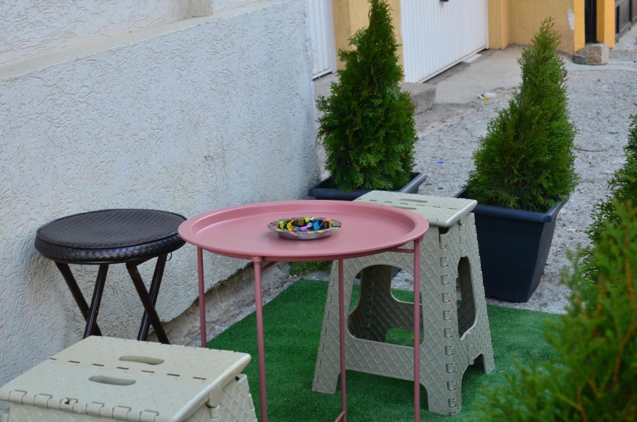 Moonlıght Hostel Priştine Dış mekan fotoğraf