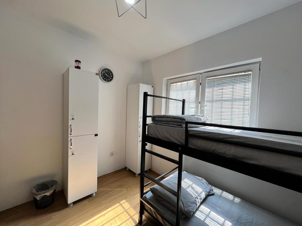 Moonlıght Hostel Priştine Dış mekan fotoğraf